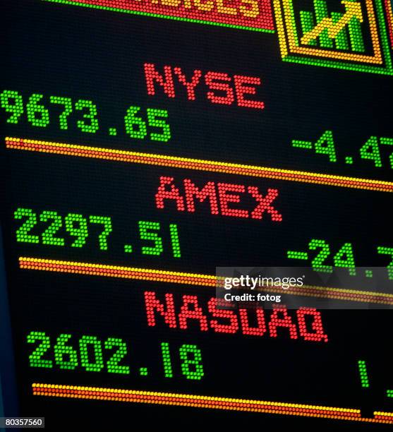 stock exchange report - pantalla de comercio fotografías e imágenes de stock