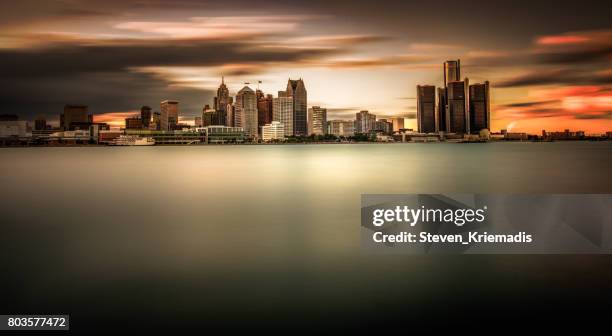 夕暮れ時にデトロイトのスカイラインの長時間露光 - detroit river ストックフォトと画像