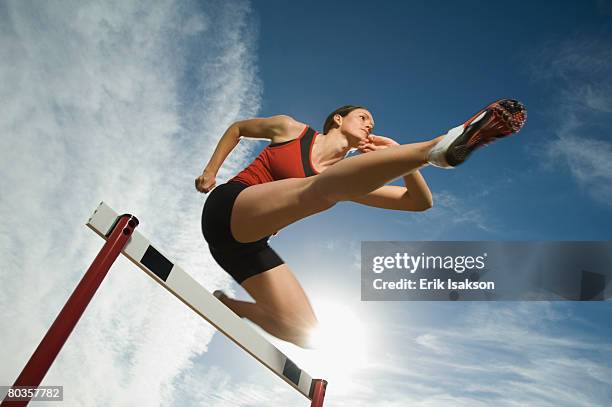 female athlete jumping hurdle, utah, united states - hordelopen atletiekonderdeel stockfoto's en -beelden