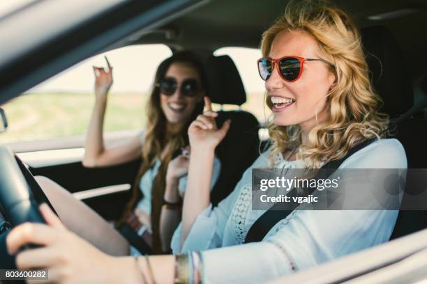 women on the road trip - singing imagens e fotografias de stock