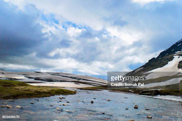 cloud, water and snow at rohtang pass, india - rohtang stockfoto's en -beelden