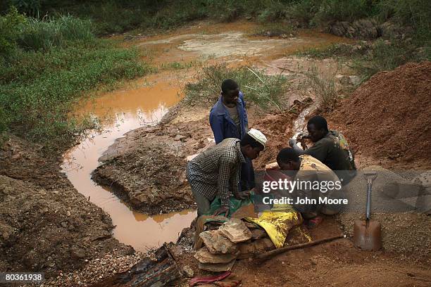 Zimbabwe Poverty Photos and Premium High Res Pictures - Getty Images