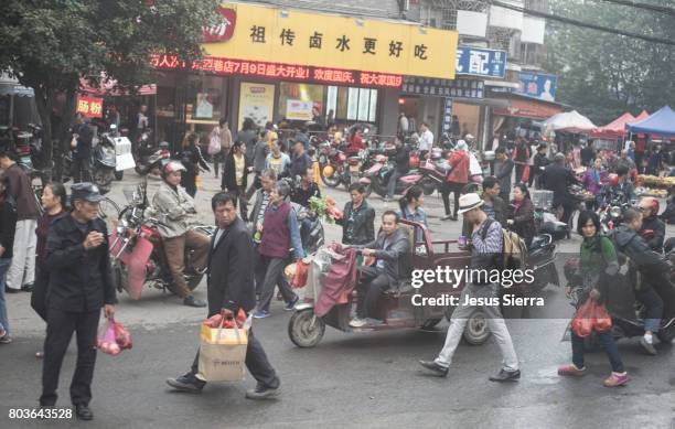 street in yangshuo, guangxi province, china - yangshuo imagens e fotografias de stock