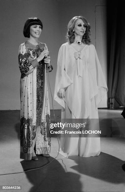 La chanteuse libanaise Fairuz lors d'un show télévisé avec Mireille Mathieu à Paris le 19 mai 1975, en France.