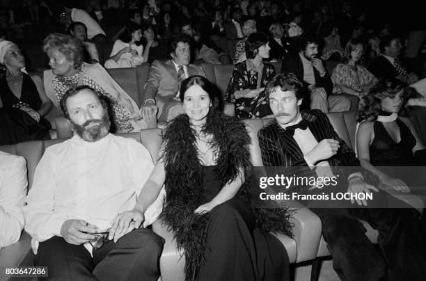 Marie-José Nat avec son époux le metteur en scène Michel Drach et l'acteur et producteur Jacques Charrier au Festival de Deauville en septembre 1975,...