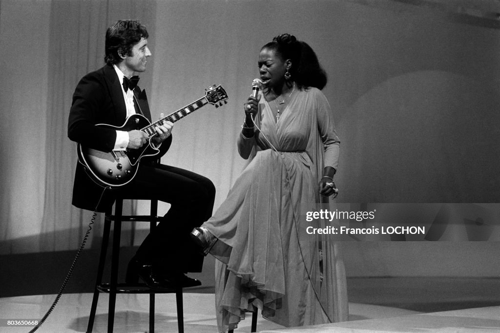 Sacha Distel lors d'un show télé en 1975