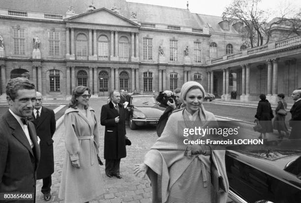 Farah Diba Pahlavi, impératrice d'Iran, en visite à l'Hotel de Sully à Paris le 14 janvier 1976, en France.