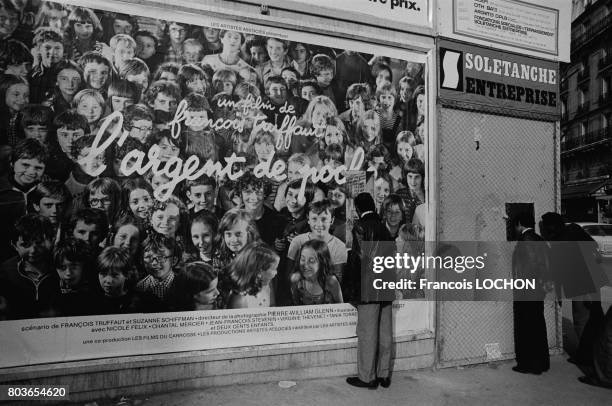 Affiche du film 'L'argent de Poche' de François Truffaut sur un mur à Paris en avril 1976, en France.