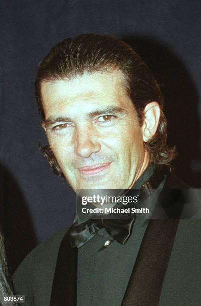 Actor Antonio Banderas poses for photographers at the Hispanic Heritage Awards September 7, 2000 in Washington.