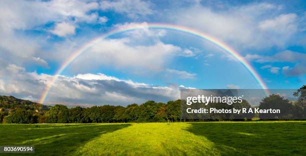 spectacular double rainbow - rainbow foto e immagini stock