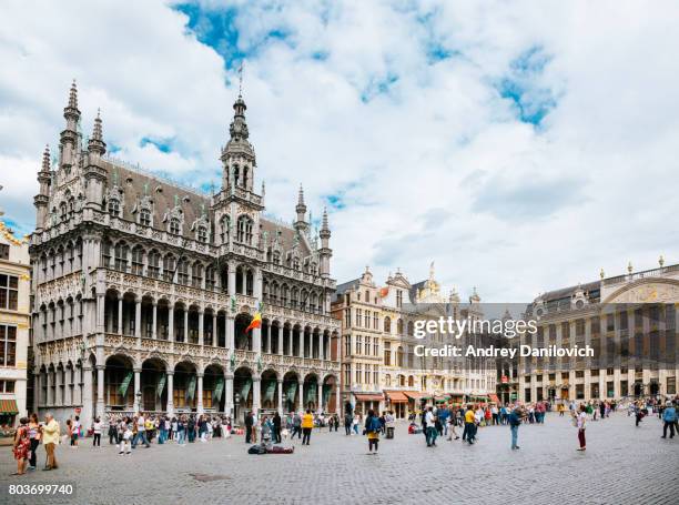 grand place in brüssel - brüssel stock-fotos und bilder