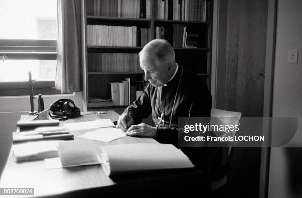 Mgr Marcel Lefèvre dans son bureau au séminaire d'Ecône le 7 août 1976, en Suisse.