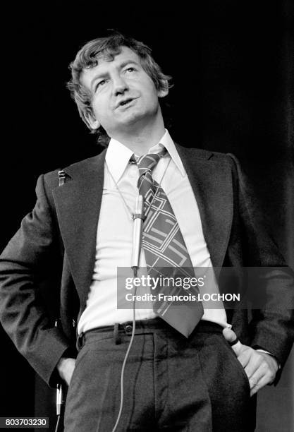 Humoriste Pierre Desproges sur scène le 7 septembre 1976 à Paris, France.