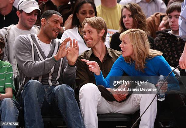 Allan Houston, Alan Wyse and Kim Cattrall attend Memphis Grizzlies vs NY Knicks game at Madison Square Garden on March 21, 2008 in New York City.