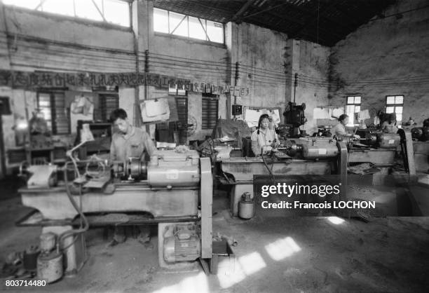 Ouvrières au travail dans un atelier de réparations mécaniques dans la commune de Hing Hoa en décembre 1977, en Chine.