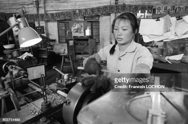 Ouvrières au travail dans un atelier de réparations mécaniques dans la commune de Hing Hoa en décembre 1977, en Chine.