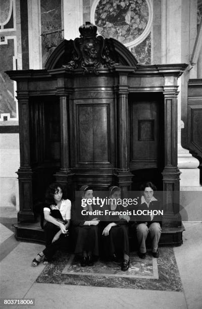 Soeurs lors du conclave précédent l'élection du pape Jean-Paul II en octobre 1978 au Vatican à Rome en Italie.