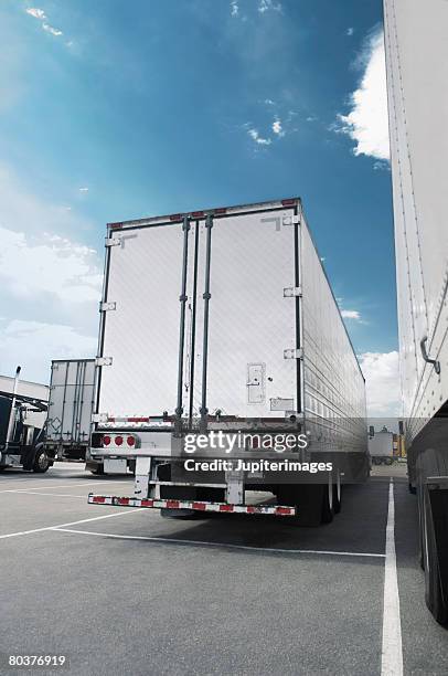 https://media.gettyimages.com/id/80376919/de/foto/semi-truck-trailers.jpg?s=612x612&w=gi&k=20&c=grB0x3avrLlmr5D78an_I6QP2JM1cNKlXh69l7JVMLE=