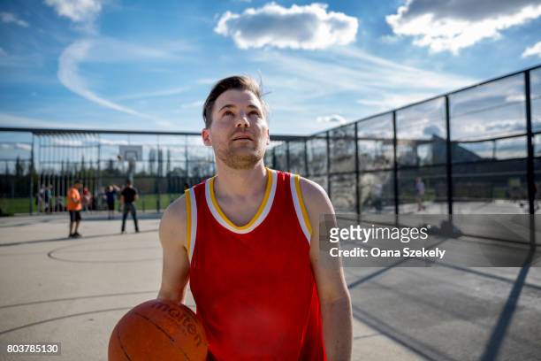young man playing basketball - osteuropäischer abstammung stock-fotos und bilder