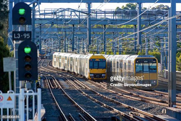 groene lichten en sydney treinen spitsuur suburban commuter diensten - sydney buses stockfoto's en -beelden