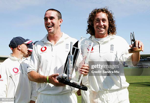Kevin Pietersen and man of the match Ryan Sidebottom hold the trophies after England's victory on day five of the Third Test match between New...