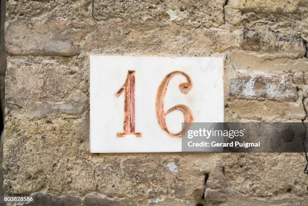 house number sign '16' - número 16 fotografías e imágenes de stock