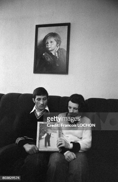 Mr et Mme Bouanich montrant la photo de leur enfant décédé suite à une application de talc Morhange le 22 octobre 1979 à Charleville-Mézières, France.