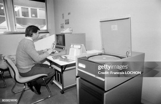 Un informaticien chez Intel, une entreprise du secteur de l'électronique, en février 1980, en France.