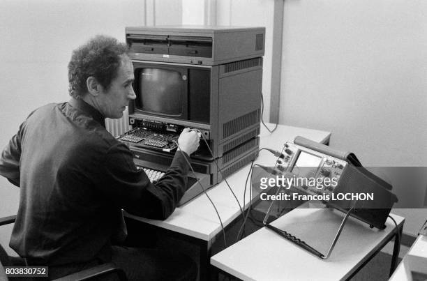 Un réparateur d'ordinateur de la marque Intel, une entreprise du secteur de l'électronique, en février 1980, en France.