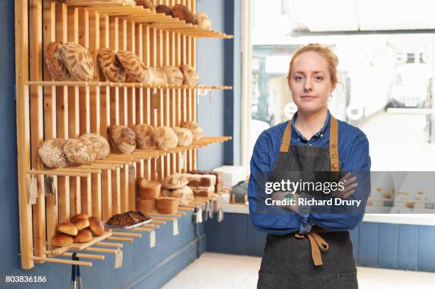 baker in artisan bakery - handwerklich hergestellte speisen und getränke stock-fotos und bilder