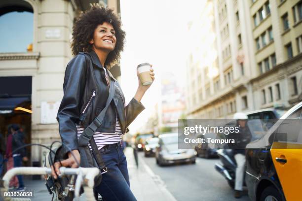 junge hipster frau in den straßen von barcelona zu pendeln. - black leather stock-fotos und bilder