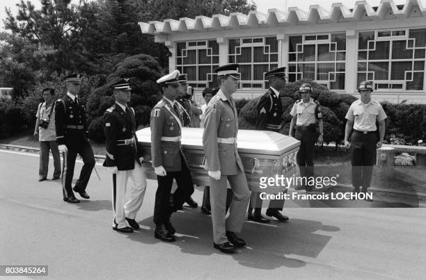 Echange de corps de soldats chinois à Panmunjeom, non loin de la zone démilitarisée , en juin 1986, en Corée du Nord.