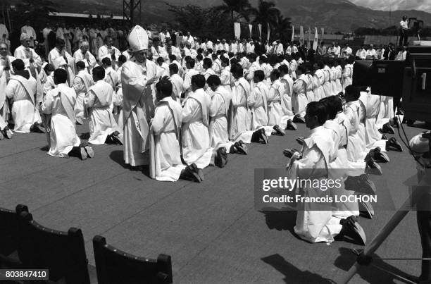 Le Pape Jean-Paul II célèbre une messe à Medellin le 5 juillet 1986, en Colombie.