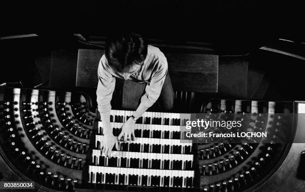 Organiste de l'église Saint-Sulpice en février 1987 à Paris, France.