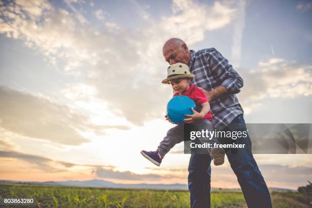 diversión y momentos felices de la familia - abuelos fotografías e imágenes de stock