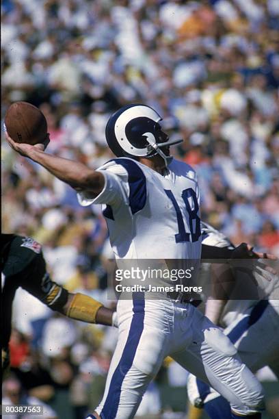 Quarterback Roman Gabriel of the Los Angeles Rams throws a pass in an NFL game against the Green Bay Packers at the Los Angeles Memorial Coliseum on...
