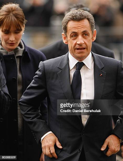 French President Nicolas Sarkozy and wife Carla Bruni-Sarkozy arrive to lay a wreath at Westminster Abbey on March 26, 2008 in London, England....