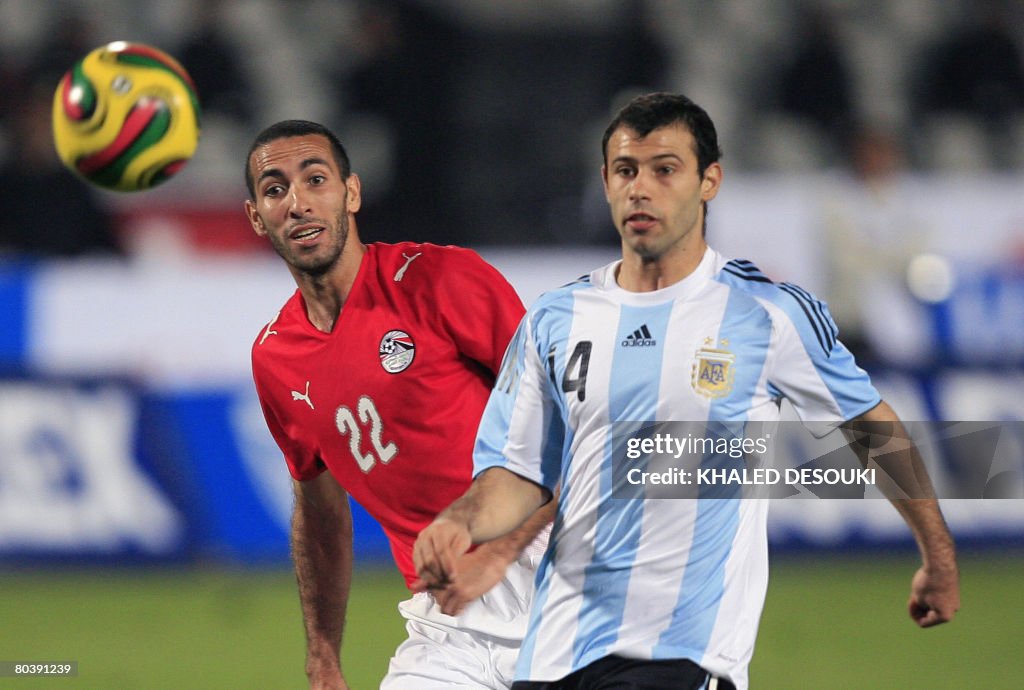 Egyptian player Mohammed Abou Trika (L)