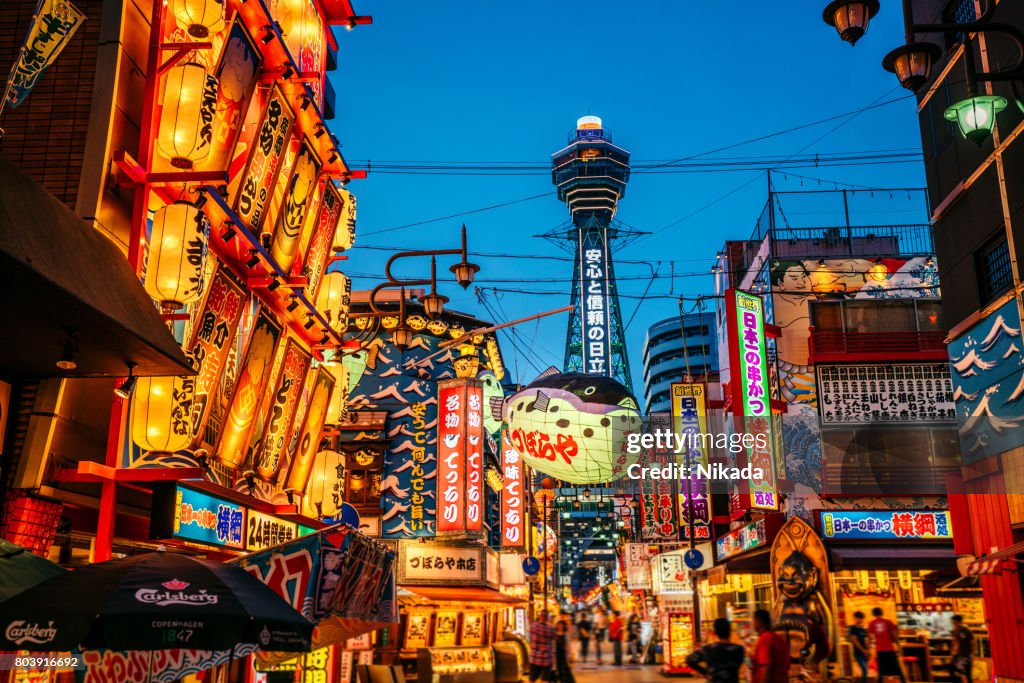 Osaka-Turm und Ansicht der neon-Werbung Shinsekai district