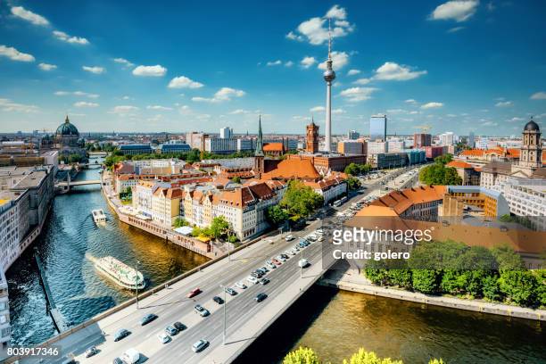 vista aérea en berlín con la torre de la televisión y el río - centro de berlín fotografías e imágenes de stock