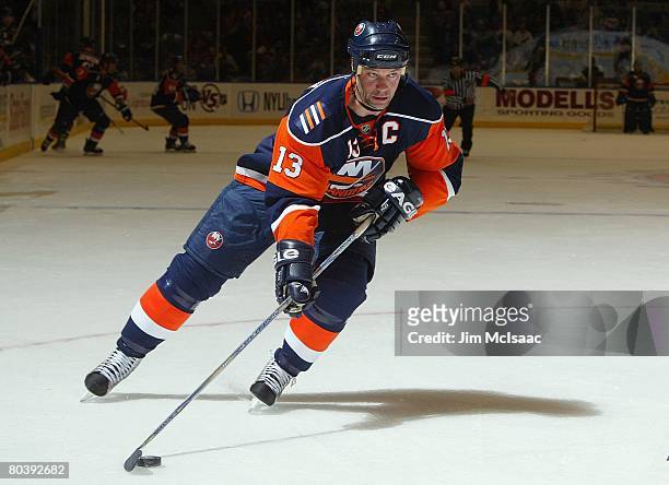 Bill Guerin of the New York Islanders skates against the Pittsburgh Penguins on March 24, 2008 at Nassau Coliseum in Uniondale, New York. The Isles...