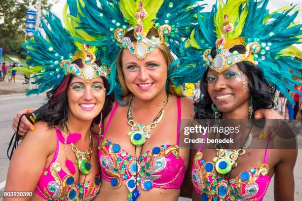 las mujeres participan en el caribana festival en toronto canadá - west indian culture fotografías e imágenes de stock