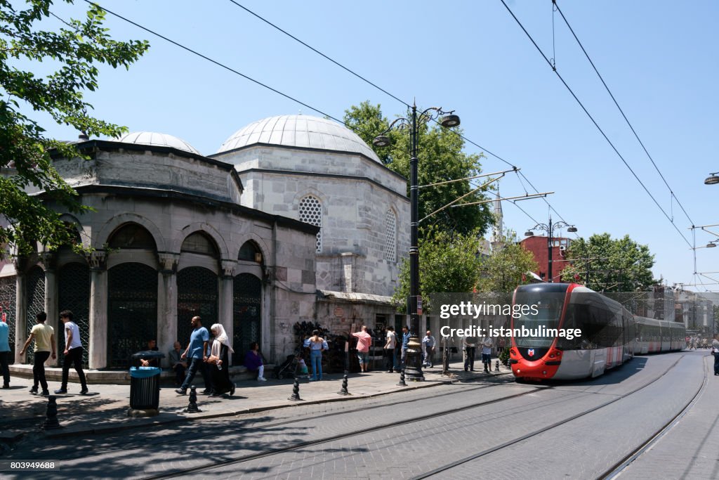 Moderno tranvía en el barrio de Sultanahmet.