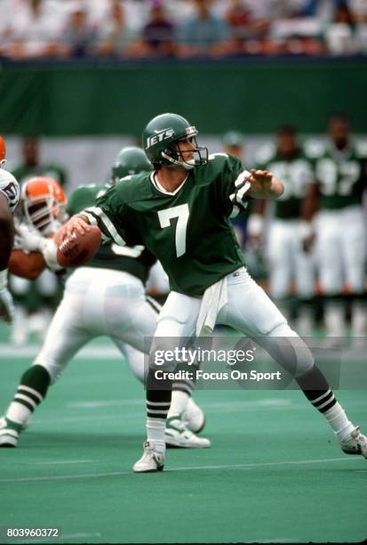 Quarterback Ken O'Brien of the New York Jets drops back to pass against the Cleveland Browns during an NFL football game December 22, 1985 at Giants...