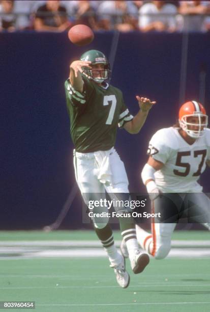 Quarterback Ken O'Brien of the New York Jets throws a pass against the Cleveland Browns during an NFL football game September 16, 1990 at Giants...