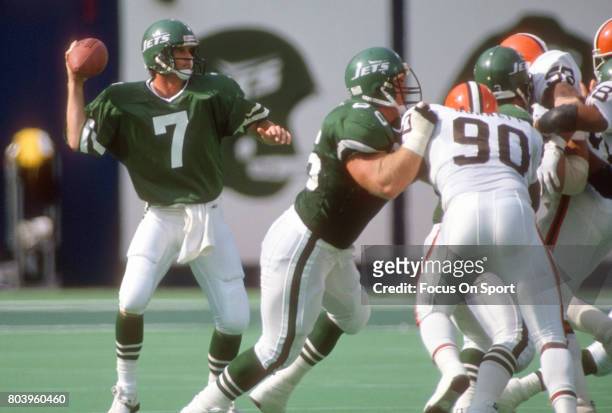 Quarterback Ken O'Brien of the New York Jets drops back to pass against the Cleveland Browns during an NFL football game September 16, 1990 at Giants...