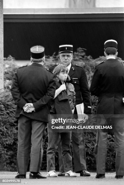 Murielle Bolle, quinze ans et demi, la belle soeur de Bernard Laroche, est entouré par des gendarmes le 5 novembre 1984. Elle reviendra sur ses...