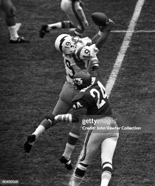 S: Wide receiver Lance Alworth of the San Diego Chargers tries to catch a pass while being hit by defensive back Fred Williamson of the Kansas City...