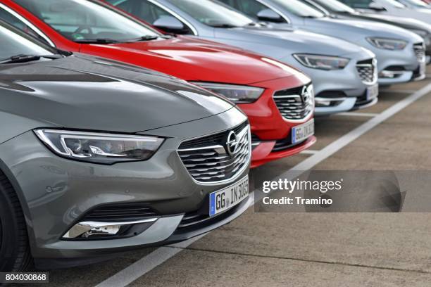 moderne opel-fahrzeuge auf dem parkplatz - opel stock-fotos und bilder