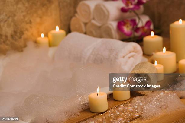 candlelit bubble bath - bubbelbad stockfoto's en -beelden